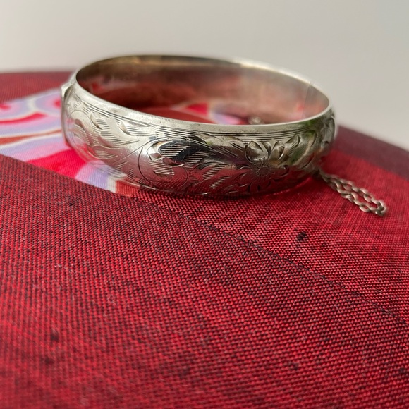 Jewelry - Beautiful vintage sterling silver bangle.